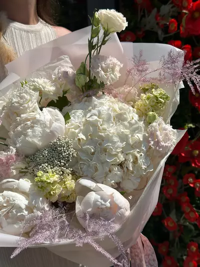 Доставить Сборный букет в белых оттенках "Мягкие очертания" по городу