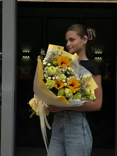 Купить с бесплатной доставкой по Томску Сборный букет с подсолнухами "Золотой луг"