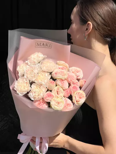 Купить Дуобукет из нежно-розовой кустовой розы и бежевой гвоздики в оформлении с бесплатной доставкой по городу