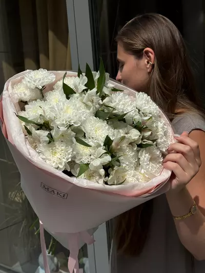 Купить с бесплатной доставкой по Томску Дуобукет из белых хризантем и альстромерий