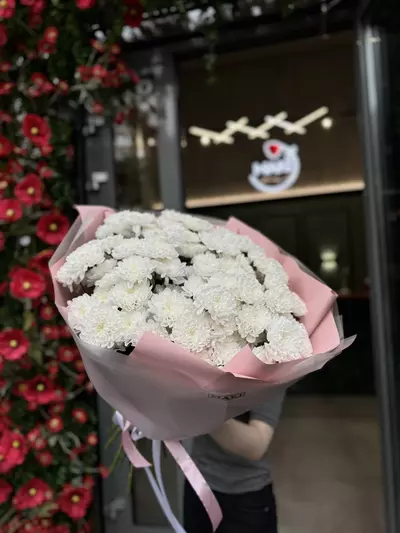 Заказать Букет из 15 белых кустовых хризантем в розовом оформлении в Томске