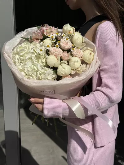 Заказать Сборный букет с пионами "Сокровенное мечтание" в Томске