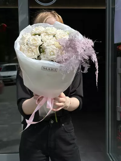 Заказать Букет из кремовых кустовых роз и аспарагуса  в Томске