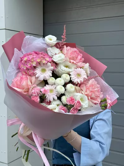 Заказать с бесплатной доставкой по Томску Сборный букет с вывернутыми розами "Притягательная Люси"