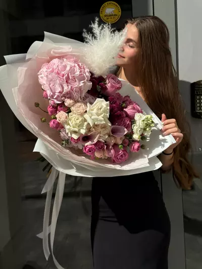 Купить большой букет с гортензией Томск
