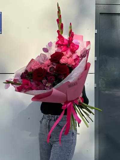 Заказать Сборный авторский букет "Ласковая ночь" с бесплатной доставкой по Томску