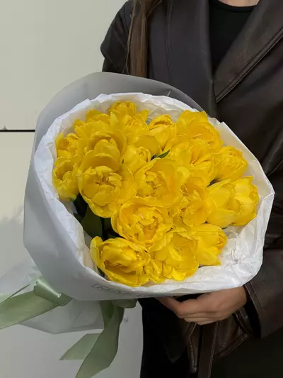 Доставить Букет из 21 желтого пионовидного тюльпана в оформлении в городе Томск