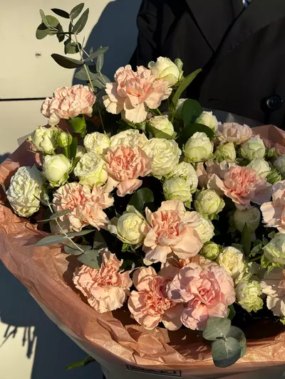 Доставить Букет с кустовыми розами и гвоздиками "Величие" по городу Томск