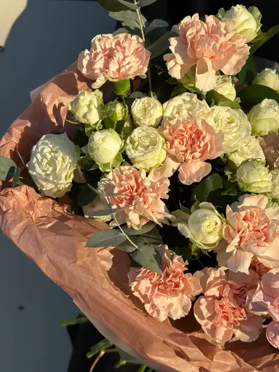 Заказать Букет с кустовыми розами и гвоздиками "Величие" в Томске