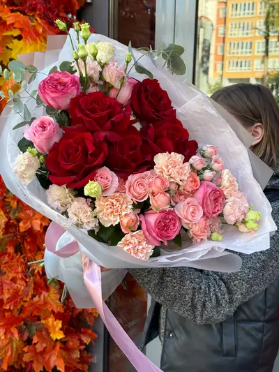 Купить Сборный букет с вывернутыми розами "Красочный сад" с бесплатной доставкой по городу Томск