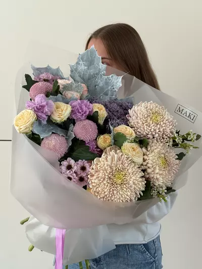 Купить Сборный букет с одиночными хризантемами "Сильвер" с бесплатной доставкой по городу Томск