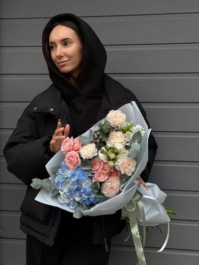 Доставка Сборный букет с гортензией "Северное сияние" в Томске