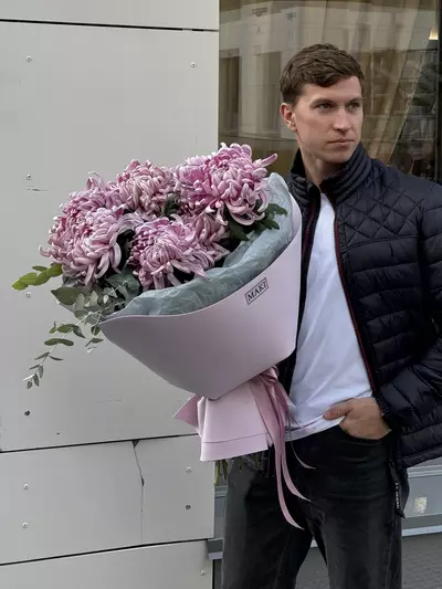 Заказать Монобукет из 7 одиночных хризантем Vienna в оформлении с бесплатной доставкой по городу Томск