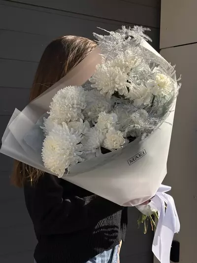 Заказать Букет с гвоздиками и одиночными хризантемами "Белоснежная симфония" в Томске