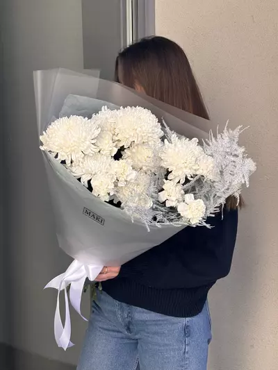 Доставить Букет с гвоздиками и одиночными хризантемами "Белоснежная симфония" по городу Томск