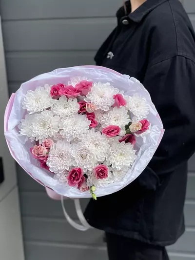 Купить Дуобукет из розовой эустомы и кустовой хризантемы  с доставкой по городу Томск