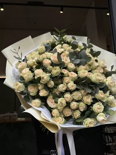 Доставка Букет из 29 кремовых кустовых роз с эвкалиптом в оформлении в Томске