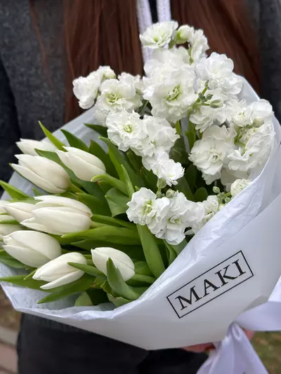 Оформить заказ на Дуобукет из белых тюльпанов и маттиолы в Томске