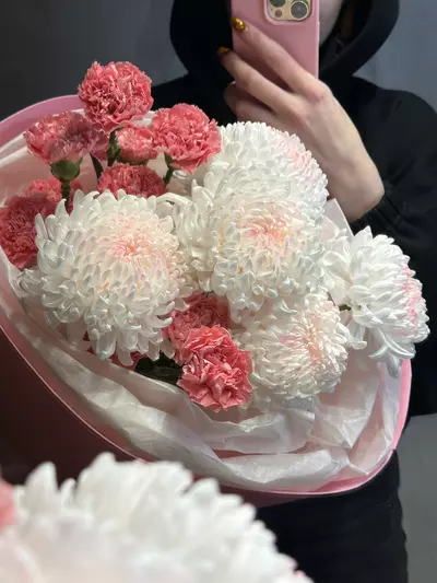 Оформить заказ на Дуобукет из розовых гвоздик и одиночных хризантем в городе Томск