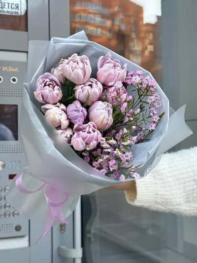 Доставка Букет из 9 лавандовых пионовидных тюльпанов с ваксфлауэром в Томске