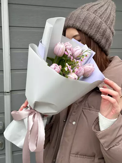 Купить Букет из 7 лавандовых пионовидных тюльпанов с ваксфлауэром с доставкой по городу Томск