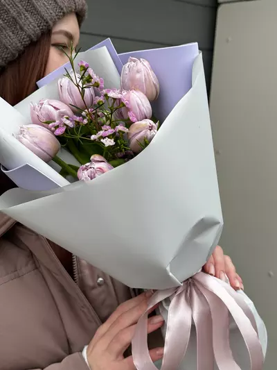 Оформить заказ на Букет из 7 лавандовых пионовидных тюльпанов с ваксфлауэром в Томске