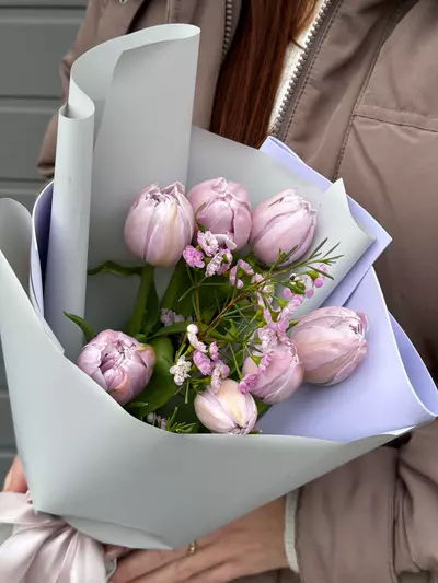 Доставить Букет из 7 лавандовых пионовидных тюльпанов с ваксфлауэром по городу Томск