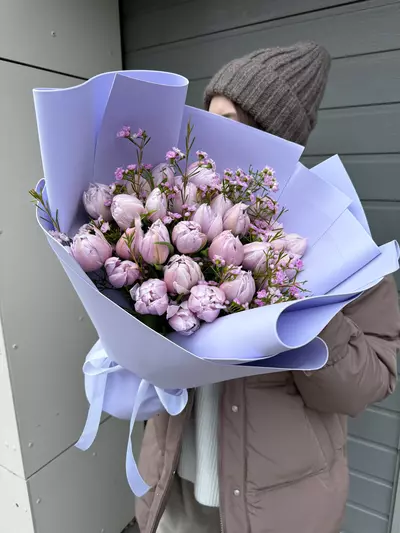 Доставка Букет из 31 лавандового пионовидного тюльпана с ваксфлауэром в Томске