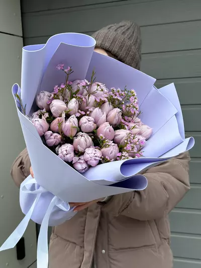 Доставить Букет из 31 лавандового пионовидного тюльпана с ваксфлауэром в Томске