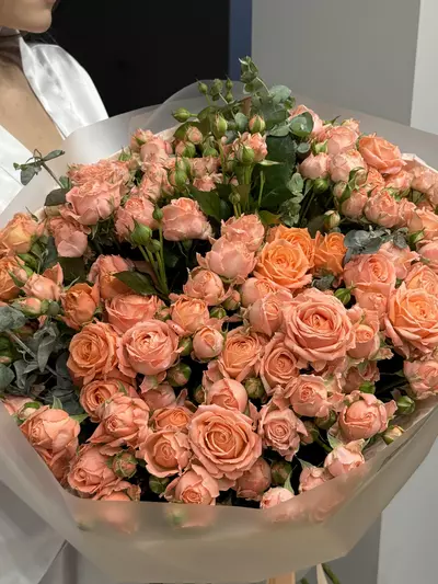 Заказать Букет из 19 персиковых кустовых роз в оформлении в Томске