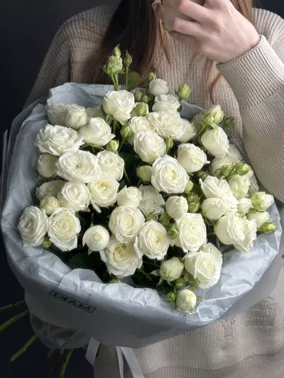 Доставка Букет из 11 белых пионовидных кустовых роз в оформлении по Томску