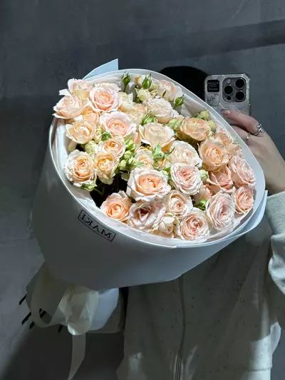Доставка Букет из 13 нежно-персиковых кустовых роз в Томске