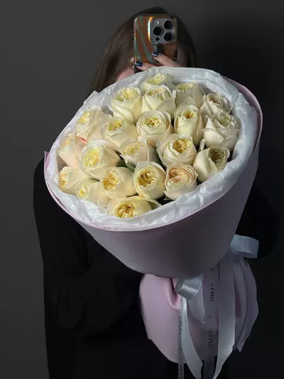 Заказать Букет из 21 пионовидной розы Priscilla в оформлении с доставкой на дом в Томске