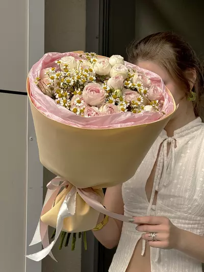 Оформить заказ на Букет из кустовых роз и ромашек "Клубничный рассвет" в Томске