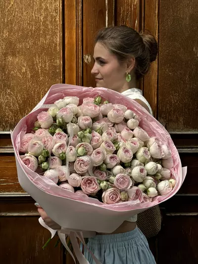 Купить Букет из 21 кустовой розы Dedication в оформлении в Томске