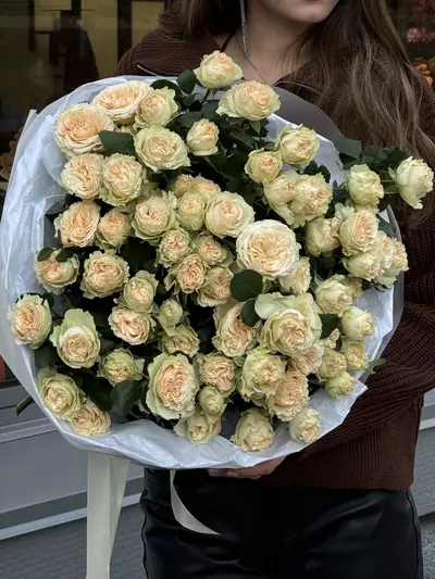 Оформить заказ на Букет из 13 кустовых роз Summer rose в оформлении в Томске