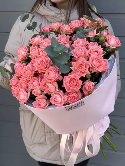 Купить Букет из 15 коралловых кустовых роз с эвкалиптом в Томске
