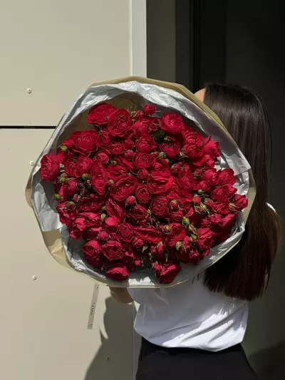 Купить Букет из 23 красных кустовых роз в оформлении в Томске