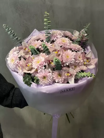 Заказать букет из орхидеи и кустовых хризантем "Нежный перезвон" с доставкой по городу Томск