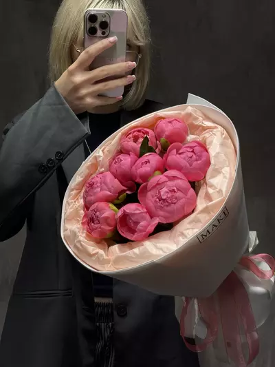 Букет из 9 коралловых пионов Coral Charm доставить по городу Томск