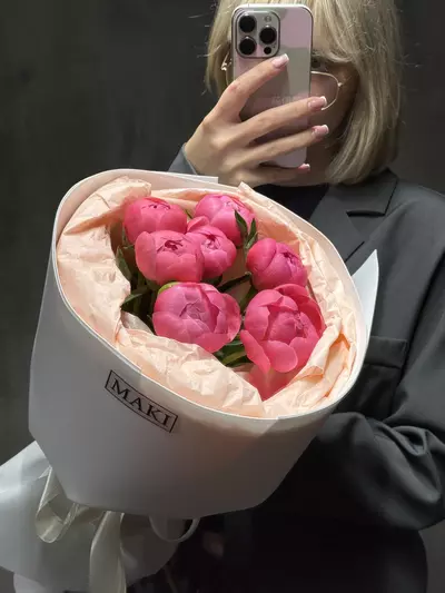 Букет из 7 коралловых пионов Coral Charm доставить по городу Томск