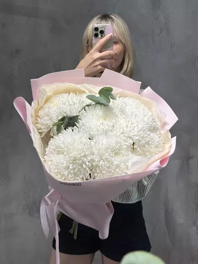 Букет из 7 одиночных хризантем Tutu с эвкалиптом купить в Томске