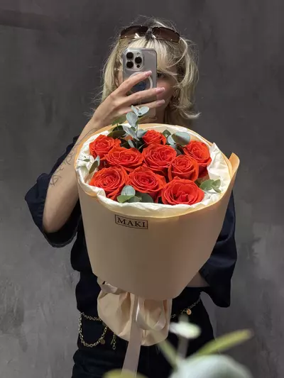 Букет из 9 роз Nina с эвкалиптом купить в Томске
