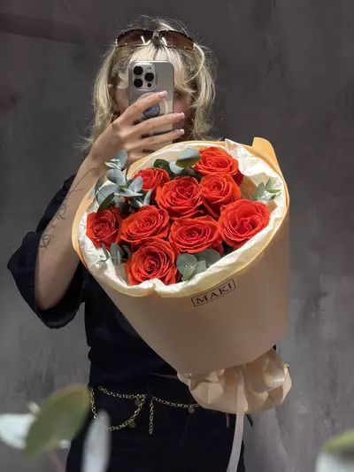 Букет из 9 роз Nina с эвкалиптом заказать в Томске