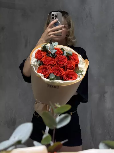Букет из 9 роз Nina с эвкалиптом купить в Томске с доставкой