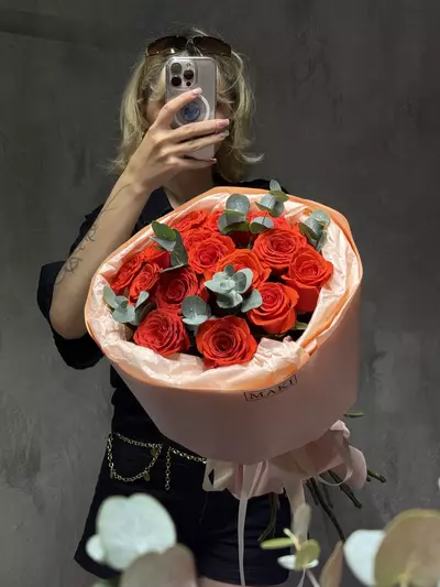 Букет из 15 роз Nina с эвкалиптом доставить по городу Томск