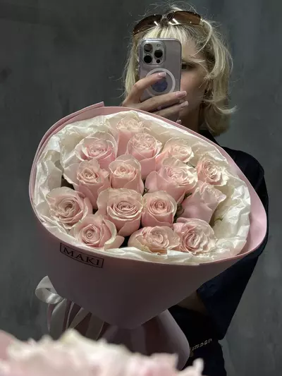 Букет из 15 роз Pink Mondial в оформлении купить в Томске с доставкой