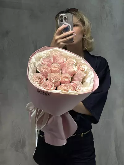 Букет из 15 роз Pink Mondial в оформлении купить в Томске