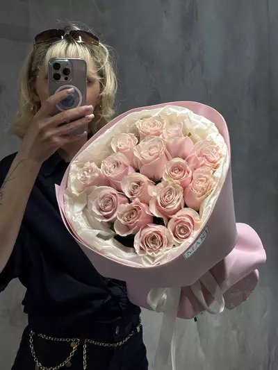 Букет из 15 роз Pink Mondial в оформлении доставить по городу Томск