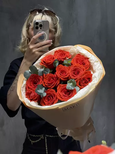 Букет из 11 роз Nina с эвкалиптом купить в Томске с доставкой